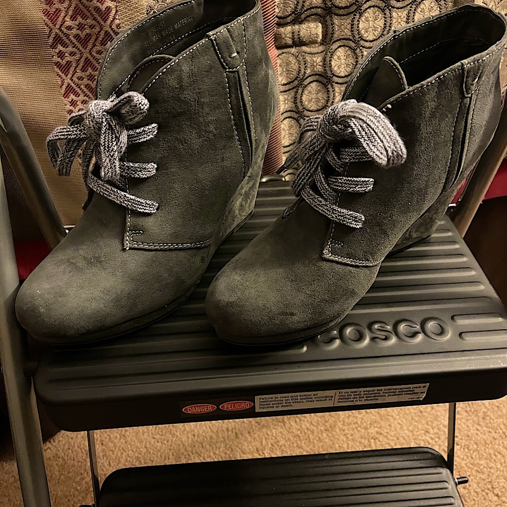 Gently use cute gray boots. These are the perfect addition to your closet